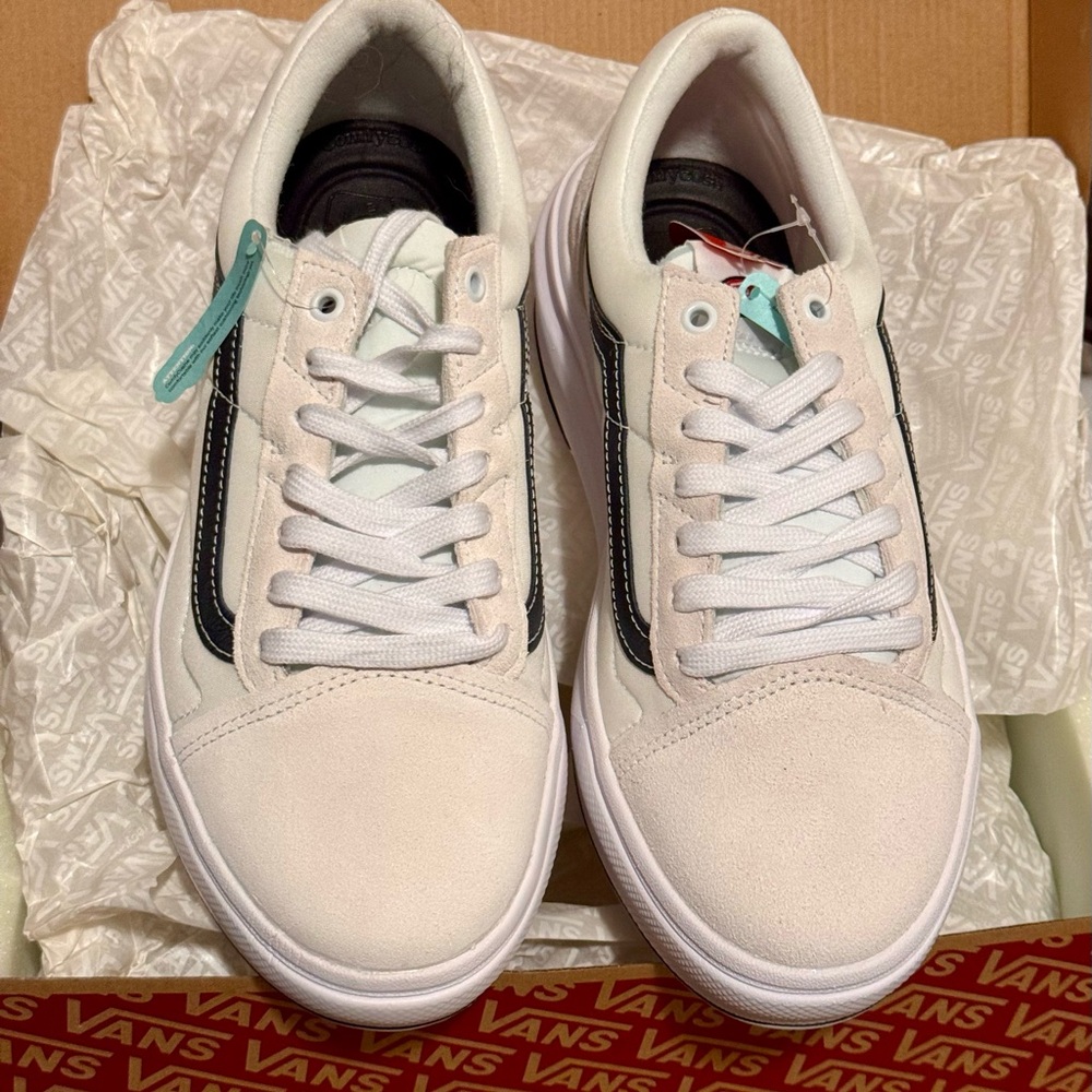 Vans Old Skool Overt Comfy Cushion - White and Black Athletic Shoes